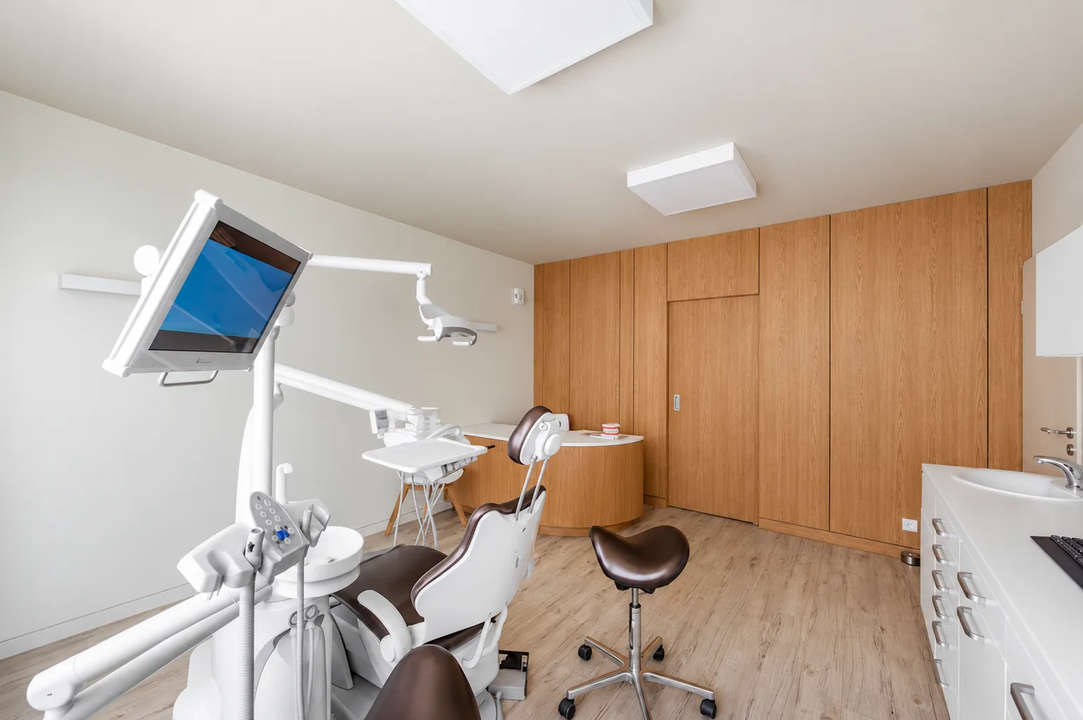Salle de soins avec menuiserie en chêne, IG Dentistry Center, Limpertsberg
