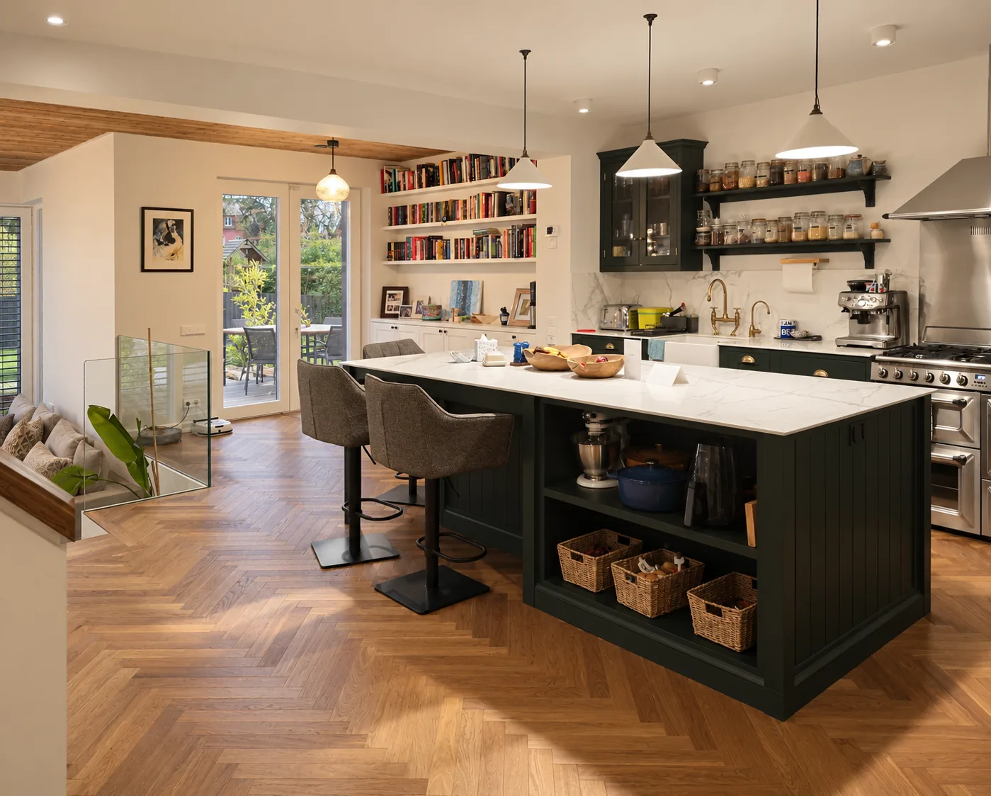 Cuisine ouverte avec îlot vert et parquet en chêne à point de Hongrie, Steinsel