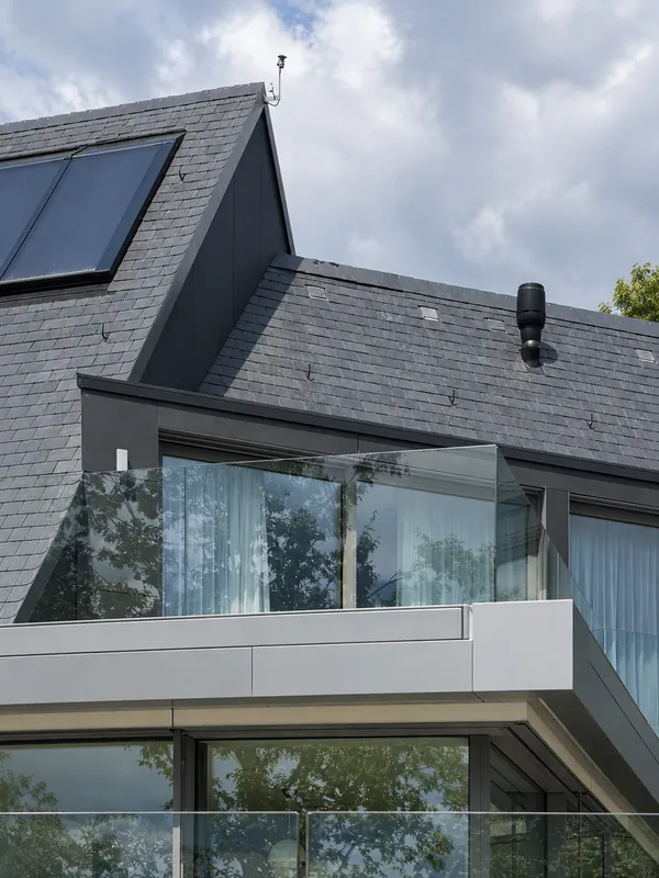 Détail de la toiture et de la terrasse vitrée de l'extension de maison à Waldbredimus
