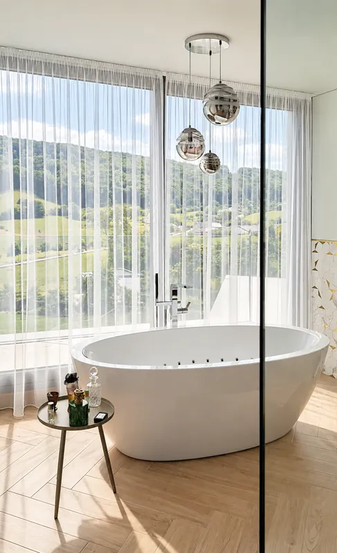 Salle de bains avec baignoire îlot face à une vue sur la vallée